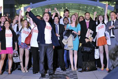 Los trabajadores  de    News of the World   tras el cierre del periódico. 