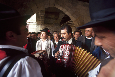 Tocadores de concertina luciendo trajes tradicionales en el Miño portugués.