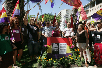 Unas 500 personas piden en Elche respeto a la memoria de 'Pasionaria'