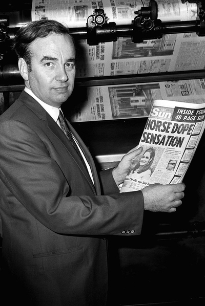 Rupert Murdoch, en 1969, con una de las primeras copias de  The Sun  después de haber comprado la cabecera.
