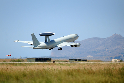 Un AWACS de la Royal Air Force británica despega del aeropuerto de Trapani, en Sicilia, para dirigir las operaciones en Libia.rn  mod