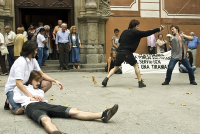 Shakespeare 'protesta' a la salida de misa en Mataró
