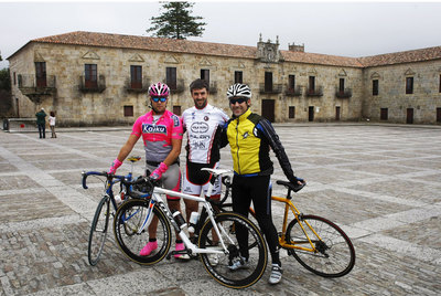 Gustavo César Veloso, en el centro, con excompañeros del Cambados en la plaza del pazo de Fefiñáns el pasado sábado.