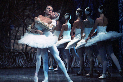 Imagen de un momento de la representación de  El lago de los cisnes  por el Ballet Imperial Ruso.