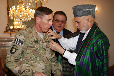El presidente afgano, Hamid Karzai, condecora al general David Petraeus, ayer en Kabul.