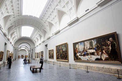 Así ha quedado la galería central del museo del Prado. A la derecha,  El lavatorio , de Tintoretto.