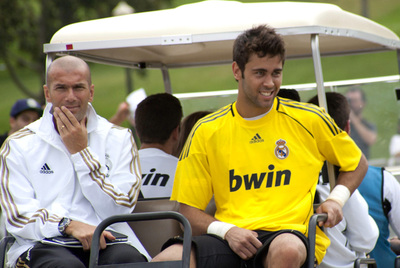 Zidane y Tomás Mejías tras un entrenamiento en la Universidad de California.