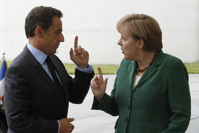 El presidente francés Nicolas Sarkozy y la canciller Angela Merkel, ayer en Berlían.