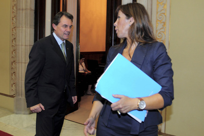 Artur Mas conversa con la portavoz del PP en el Parlamento catalán, Alicia Sánchez-Camacho.