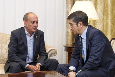 El  lehendakari , Patxi López, con el diputado general de Gipuzkoa, Martin Garitano.