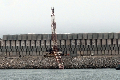 Grúa desplomada en el puerto exterior en construcción en punta Langosteira (Arteixo).