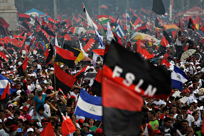 Simpatizantes del Frente Sandinista celebran el 32º aniversario de la revolución.