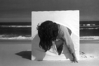  O ovo  (1968), fotografía en blanco y negro de una de las acciones de la brasileña Lygia Pape.