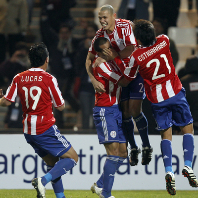 Verón, Da Silva y Estigarribia celebran el pase a la final.