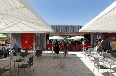 Imagen del chiringuito Madrid Río Café Playa, inaugurado ayer en la zona de Arganzuela, junto al puente de Perrault.