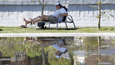 Un vecino, ayer, en una de las tumbonas de alquiler en Madrid Río.