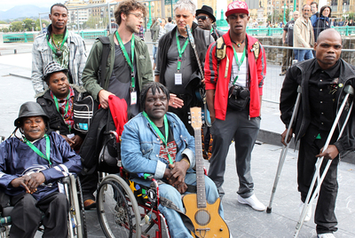 El grupo congoleño Staff Benda Bilili, tras finalizar la prueba de sonido ayer en el Escenario Verde de la Zurriola.