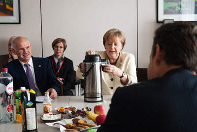 Los líderes griego, Yorgos Papandreu; alemán, Angela Merkel, y francés, Nicolas Sarkozy (de espaldas), en un encuentro ayer en Bruselas.