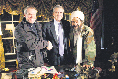 El director Uwe Boll, con los actores que interpretaron a Bush y a Bin Laden, como amigos, en  Postal. 