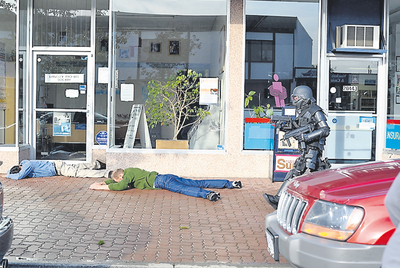 El héroe de  Rampage  va por su pueblo natal en traje de  kevlar  matando a todos.