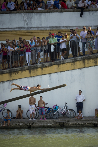 La cucaña mantiene la tradición en la Velá de Triana