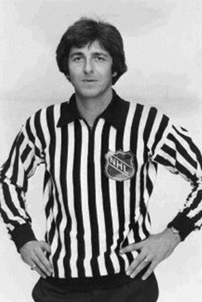 Barry Bremen disfrazado de árbitro de  hockey. 