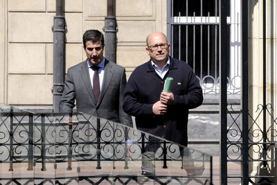 El ex  número dos  del PNV alavés Alfredo de Miguel (a la derecha) durante una de sus comparecencias en la comisión de investigación.