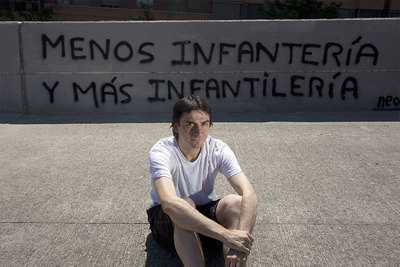 Alberto Basterrechea, que ha adoptado el nombre artístico de  Neorrabioso , posa con su obra.