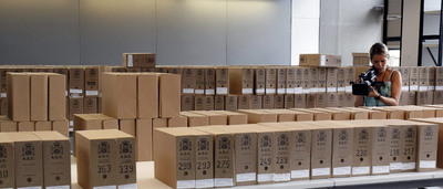 Las cajas de documentos procedentes de Salamanca almacenadas en el Archivo Nacional de Cataluña, ayer.