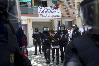 Mossos d'Esquadra detienen a una de las personas que intentaban evitar el desahucio.