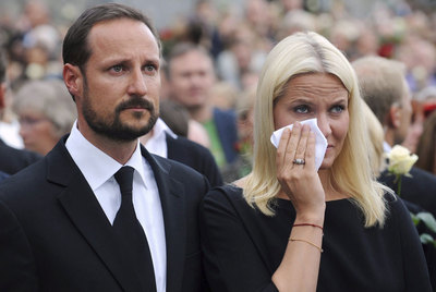 Los príncipes de Noruega, Hakoon y Mette-Marit, en la  marcha de la rosa  por las víctimas.