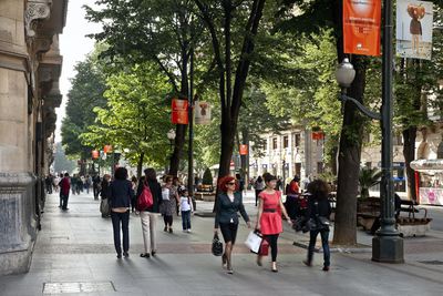 El Metro de Sevilla a su paso por la Plaza Primero de Mayo.