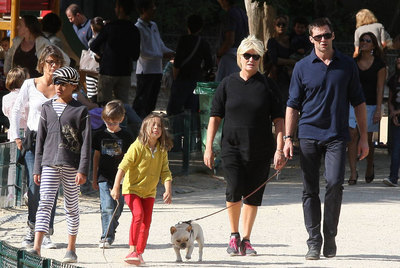 Hugh Jackman pasea con su esposa, Deborra-Lee Furness, y sus hijos por París.