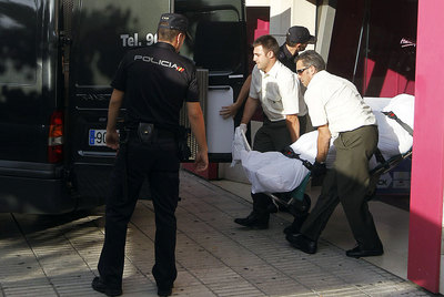 Los servicios funerarios sacan del gimnasio el cadáver.