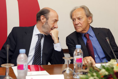 Alfredo Pérez Rubalcaba (izquierda), junto a Torsten Wiesel, Nobel de Medicina en 1981.