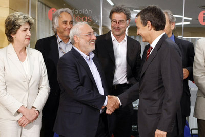 José Luis Rodríguez Zapatero (derecha) saluda al economista y Premio Nobel Joseph Stiglitz.