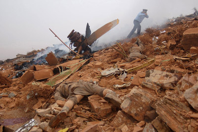 Un cuerpo yace entre los restos del fuselaje del Hércules siniestrado ayer cerca de Guelmin.