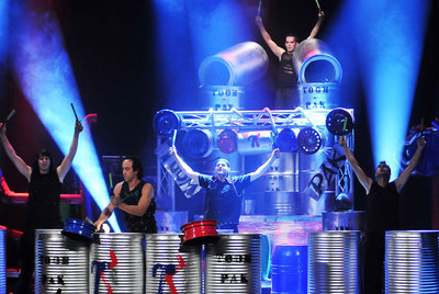 Toom-Pak durante una actuación de su espectáculo ReciclART, que se estrena hoy en el Teatro Bellas Artes.