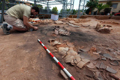 Un arqueólogo, en el yacimiento de la Villa Romana de l'Albir, en l'Alfàs del Pi.