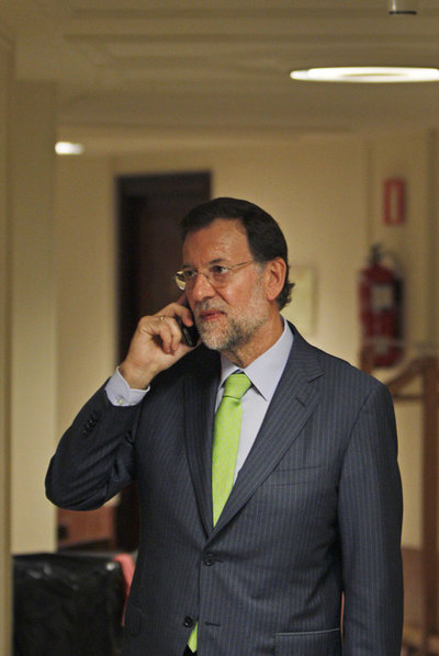 Mariano Rajoy habla por teléfono ayer en el Congreso.