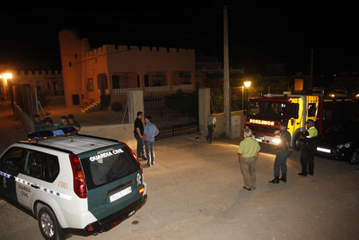 La Guardia Civil custodia la calle de Cuevas de Almanzora (Almería) donde ocurrió el suceso.