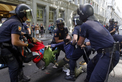 Desalojo violento y manifestaciones hasta la noche
