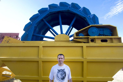 Víctor Herrero ante las máquinas que su empresa repara para luego exportarlas.