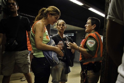 Una vigilante del metro habla con una presunta carterista habitual del suburbano.