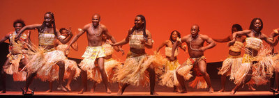 Danzas guineanas del espectáculo  Orígenes  de L?Om Imprebís.