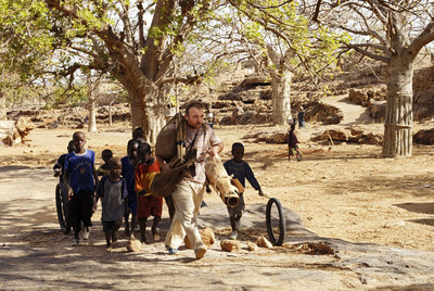 Miquel Barceló, en Malí, rodeado de niños durante el rodaje del documental de Isaki Lacuesta  El cuaderno de barro. 