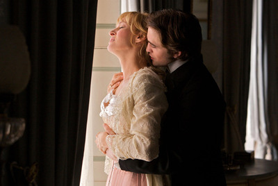 Uma Thurman y Robert Pattinson, en un fotograma de la película  Bel Ami  (2011), basada en la obra de Guy de Maupassant y dirigida por Declan Donnellan y Nick Ormerod, y cuyo estreno está previsto en otoño.
