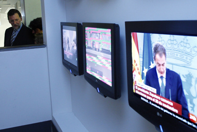 Mariano Rajoy camina ayer por los pasillos de la sala de prensa del Partido Popular, en Génova.