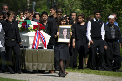 Primer funeral por las víctimas de la matanza de Noruega