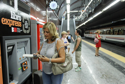 Una biblioteca en forma de cajero en el andén